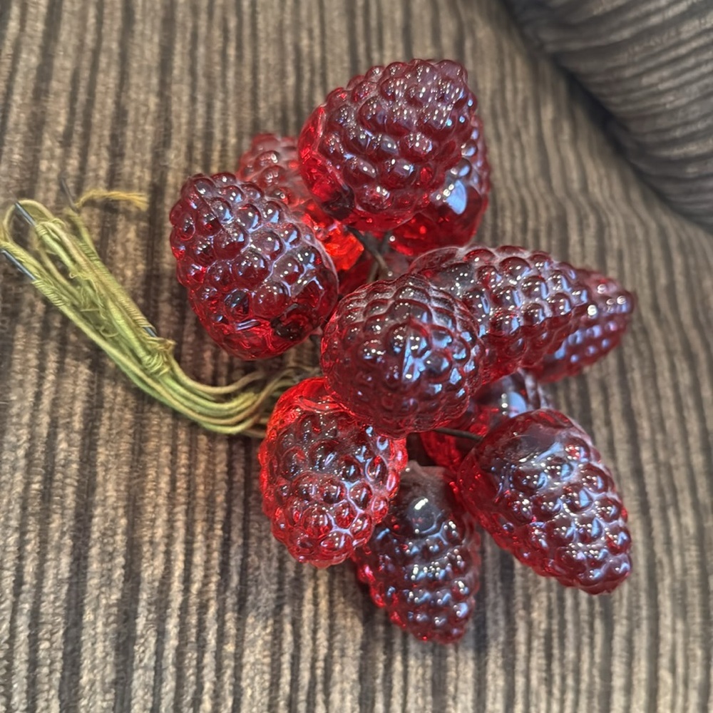 Vintage RED LUCITE GRAPES leaves vine piece berries vine raspberries - Picture 3 of 6